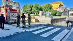 El conato de incendio se declar� en una l�mpara del techo del p�rking de la plaza del Centenario, en Ribeira.