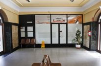 Miles de viajeros pasan cada a�o por la estaci�n lucense, cuya cantina, en imagen, est� cerrada. 