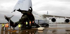 Uno de los tres helic�pteros de combate Tigre que Espa�a env�a a Afganist�n, embarcando en el avi�n Antonov que despeg� en la ma�ana de ayer de la base a�rea militar madrile�a de Torrej�n.