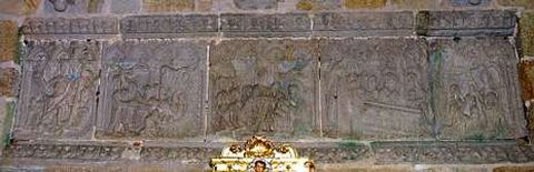 El retablo pétreo de Laxe permaneció oculto hasta que un rayo destruyó una obra barroca posterior y lo sacó a la luz.