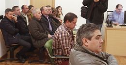 El delegado de Urbaser, en primer plano y el expresidente, con camisa de rayas. 