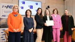 Entrega del Premio Humanitas a Acougo (por la izquierda): Mar�a Teresa Bouzada, del jurado; Dulce Mar�a Garc�a, secretaria xeral de la USC; Rebeca Pereira, de Acougo; Cecilia Sierra, del Consello Social de la USC; Eva L�pez, de Alumni USC; y Paz, una voluntaria.