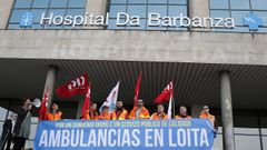 Fotograf�a de archivo de los trabajadores de las ambulancias delante del centro barbanzano