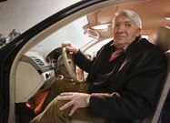 Manuel Cancela en su coche. 