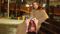 Violetta Chernova, en Burela, con una bolsa de tela que reproduce una estampa kazaja