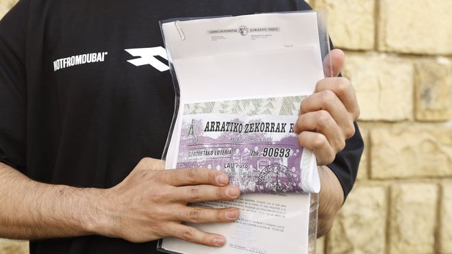 Uno de los afectados que no han podido cobrar sus participaciones premiadas de la Loter�a de Navidad vendida por el club de rugby de Igorre.