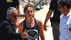 Carola Rackete, en el momento de ser traladada ante el juez en Porto Empedocle