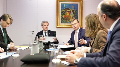 Alfonso Rueda y Meinrad Spenger, en el centro, durante la reuni&oacute;n en San Caetano.
