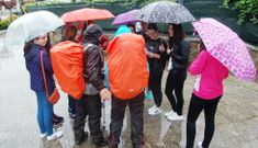 Alumnos del Xograr Afonso G�mez conversando con peregrinos en el Cami�o Franc�s.
