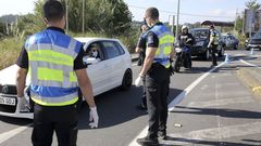 Control de la Polic�a Local de Ares a la entrada del pueblo en mayo, durante el primer estado de alarma