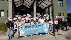 Concentraci�n ante el centro de salud de Carballo tras la agresi�n sufrida hace unos d�as