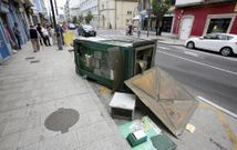 Imagen del estado en que qued� el kiosco de la ONCE tras el impacto. 