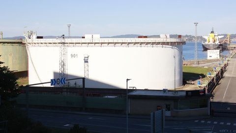 Tanques de Repsol en los muelles interiores de A Corua