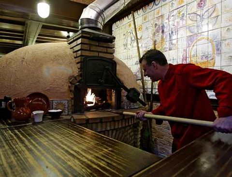 En la cocina del Asador de Roa preparan cada d�a comida para 250 personas.