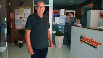 Javier Santos, due�o de la Autoescuela Javier en Ribeira