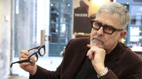 Fernando Eiroa, en &Oacute;ptica Galer&iacute;as, con un par de modelos de la nueva colecci&oacute;n de Imponta, hechos exclusivamente con madera y sin engranajes met&aacute;licos.