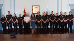 La subdelegada del Gobierno, Olimpia L�pez, con los doce agentes que realizar�n pr�cticas distribuidos en las comisar�as de Lugo, Viveiro y Monforte