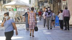 En la imagen, personas pasean con y sin mascarilla por la calle Real de Ferrol
