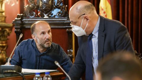 Jcome, hablando con su nmero dos, Armando Ojea, en el pleno de este viernes.