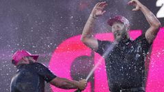 Tyrrell Hatton, a la izquierda, y Jon Rahm celebran el triunfo en las finales del campeonato de equipos de golf en Michigan