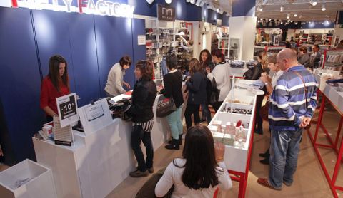 Las tiendas registraron una importante afluencia de gente. 