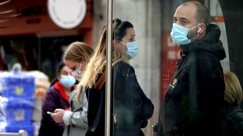 Primer da sin mascarillas en la calle en Vigo