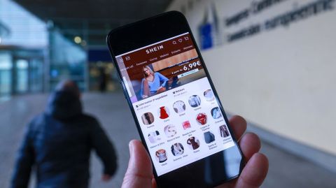 P&aacute;gina web de Shein en un tel&eacute;fono m&oacute;vil