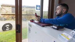 Dami�n Rodr�guez, del campamento de Brando�as, donde la falta de se�al es muy frecuente.