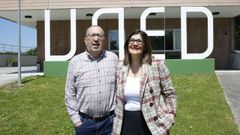 Tomás Novo, en la foto con la directora de la UNED de Lugo, Ana Traseira, finalizará Derecho cuando cumpla 80 años.
