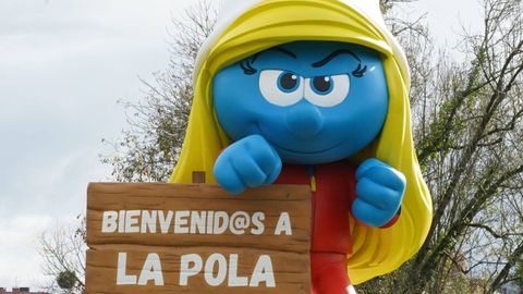 Figura dePitufina Karateca que da la bienvenida en La Pola