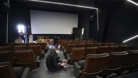 Operarios trabajan en la instalacin de los nuevos cines Embajadores Foncalada