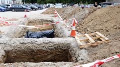 Dos de las catas practicadas en el aparcamiento del S�nchez Aguilera, en una imagen tomada el viernes.