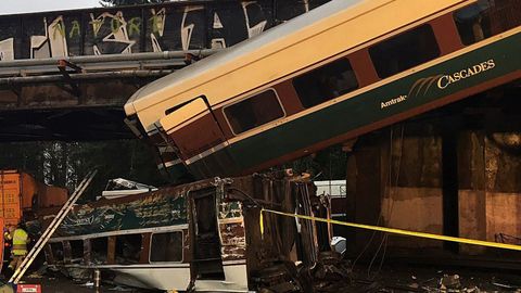 Descarrila un tren de pasajeros y cae sobre una autopista en el estado de Washington