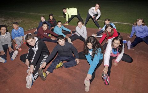 En la imagen, un grupo de j�venes entrenando en las pistas del complejo deportivo de A Fieiteira. 