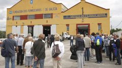 Un grupo de visitantes ante la entrada principal del museo ferroviario de Monforte