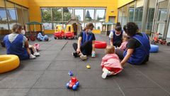 Educadoras del centro de Piñeiros y los pequeños que ayer iniciaron la incorporación gradual