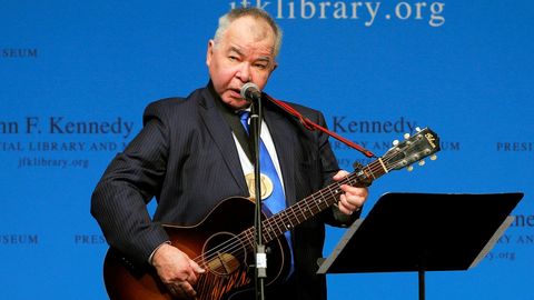 John Prine, tras aceptar un premio del PEN por las letras de sus canciones, en el 2016