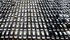 Decenas de coches esperan en el puerto de Vigo su traslado a los concesionarios
