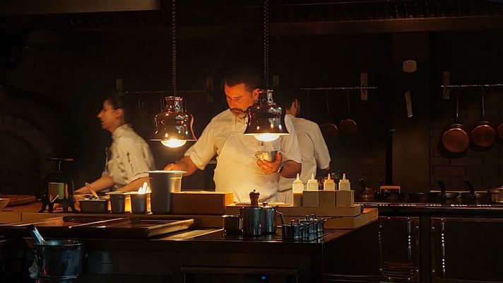 Gastro by Elemento huele a le�a de aldea dentro de un ambiente minimalista.