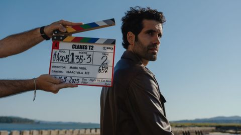 Tamar Novas, durante el arranque de la grabación de la segunda temporada de la serie «Clanes» en la ría de Arousa