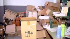 La imagen de la dejadez de la administraci�n: material nuevo escolar abandonado durante 18 a�os