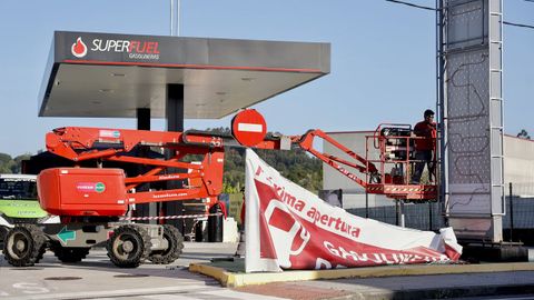 La gasolinera Super Fuel, que cerró después del cruce de combustibles que afectó a varias decenas de vehículos, cambió de dueño. 