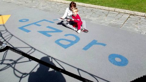 zaro, junto a su madre Sonia, en el rea recreativa de O zaro