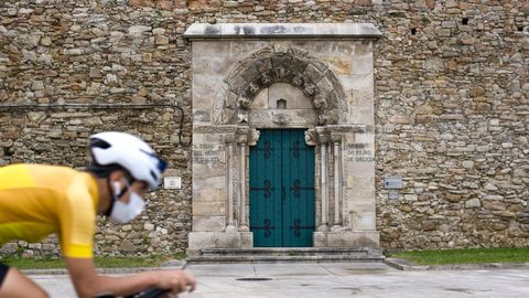La puerta de servicio del Archivo del Reino de Galicia pertenecía a la iglesia-hospital que antiguamente había en San Andrés.