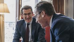 El presidente del PP, Alberto N��ez Feijoo, y el primer ministro sueco, el conservador Ulf Kristersson, este martes, en Estocolmo