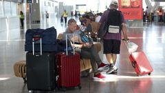 Pasajeros, el viernes pasado, en la zona de salidas del aeropuerto de Santiago-Rosal�a de Castro
