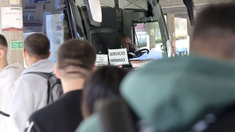 Colas en la estaci�n de autobuses de Ferrol en una jornada de huelga del transporte.