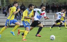 El larach�s Souto presiona una internada de Adri�n V�zquez, en Bembibre. 