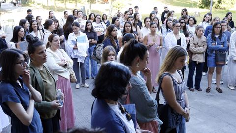 Opositores accediendo al examen en el IES �lvaro Cunqueiro de Vigo