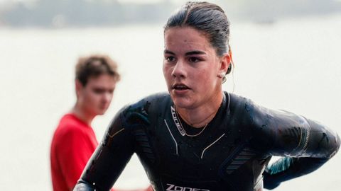 La rianxeira a su salida del agua tras acabar la natación en la Copa del Mundo de Tata.